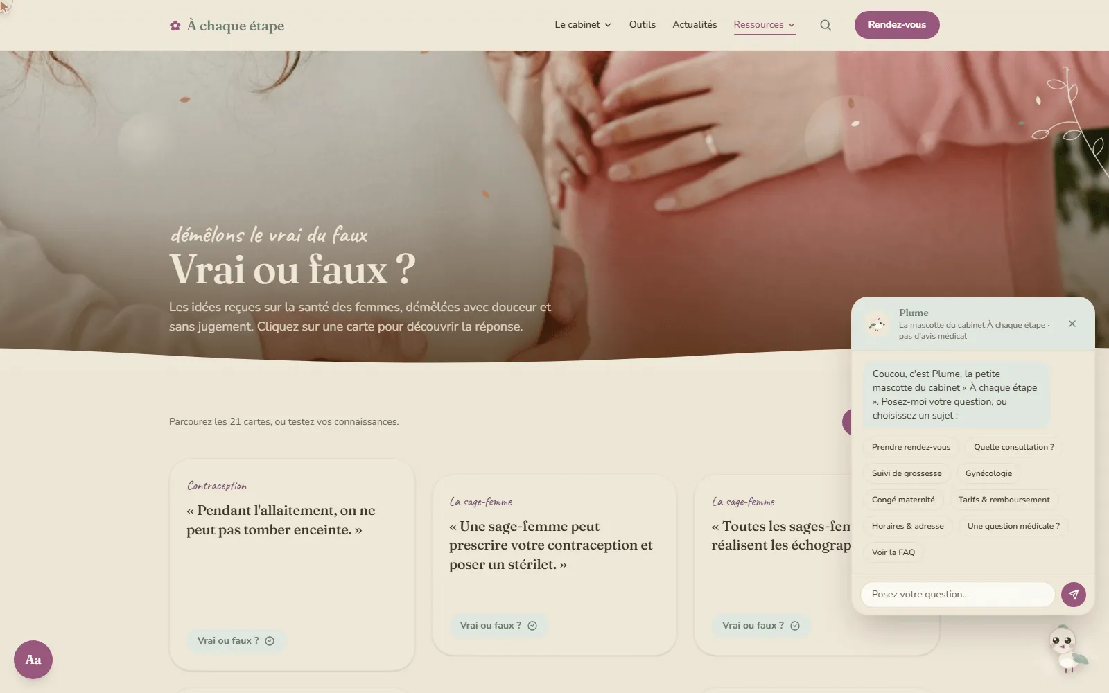 L'assistante IA « Plume » ouverte dans son état d'accueil, avec des suggestions de sujets sous forme de puces (Prendre rendez-vous, Suivi de grossesse, Gynécologie…).