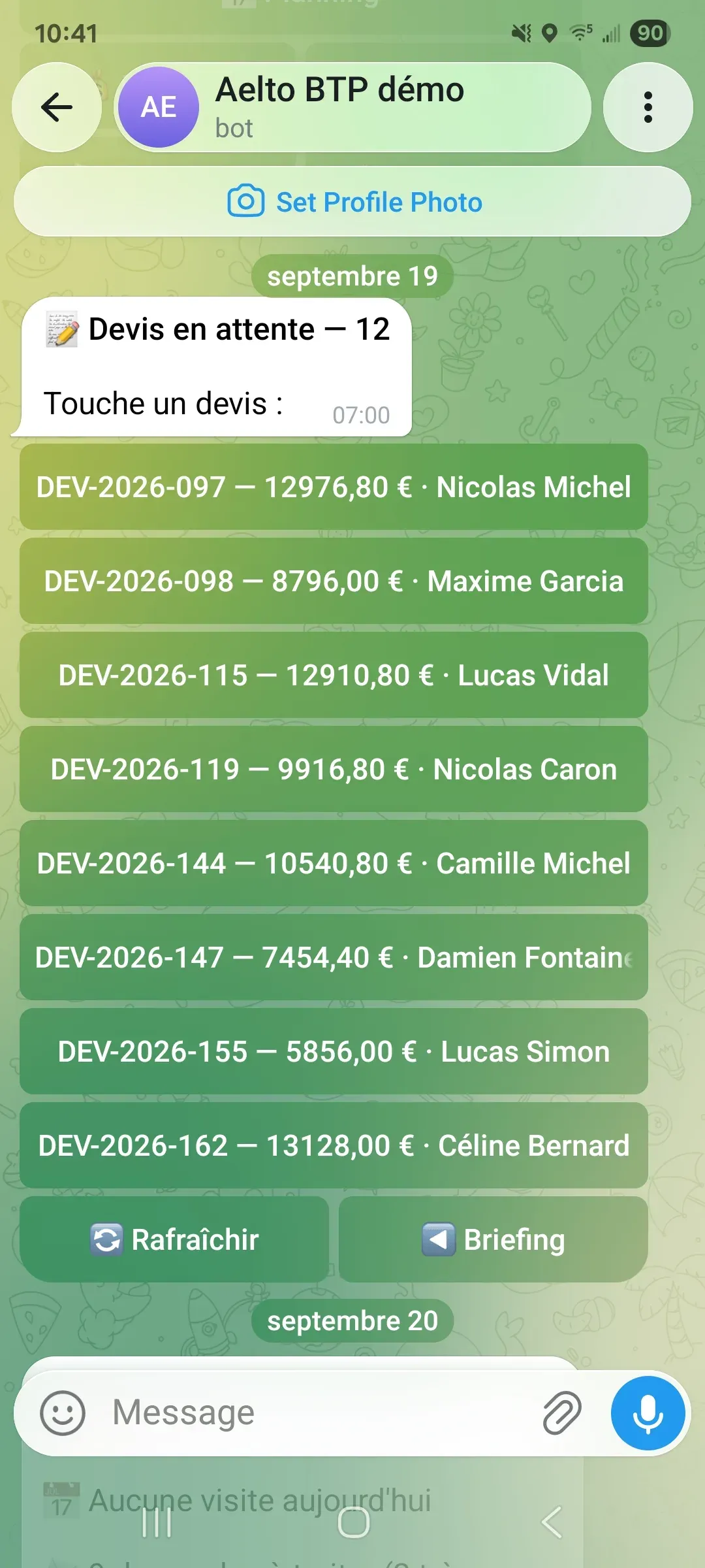 Capture d'écran de téléphone affichant la liste des douze devis en attente sous forme de boutons Telegram.